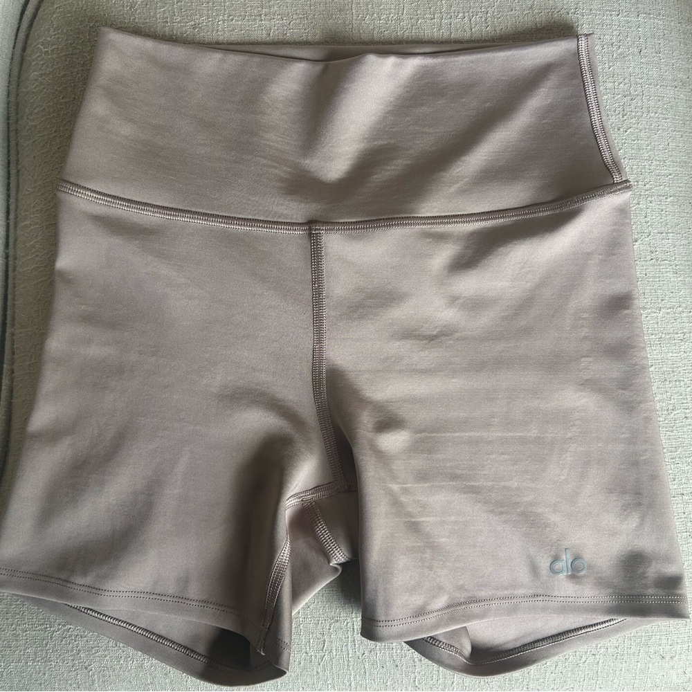 alo yoga shorts medium 5” airlift energy short taupe
